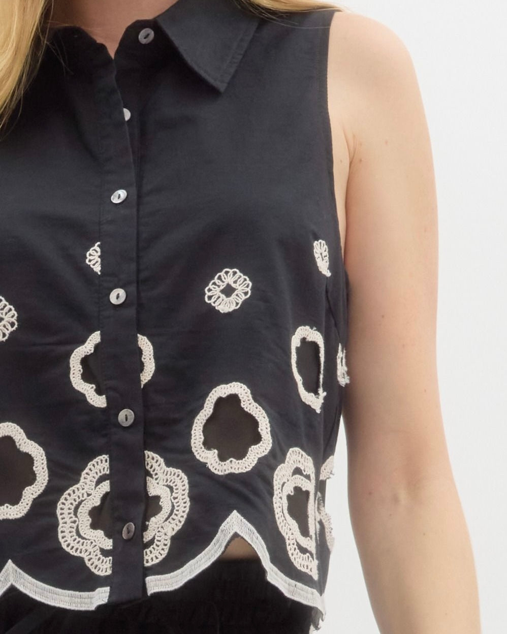 Set - Scalloped Embroidered Sleeveless Blouse in Black